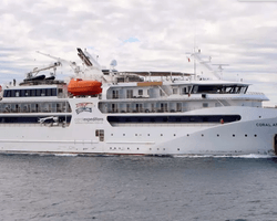 Первый рейс после трагедии: круизный лайнер сел на мель (фото)