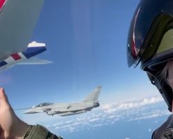 Борис Джонсон показал, как летал на истребителе Typhoon (видео)