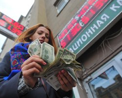 Россияне продолжают экстренно забирать валюту из банков