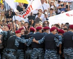 Милиция мешает участникам акции протеста подойти к Верховной Раде