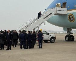 Делегація США перед вильотом додому викинула все, що їм давали в Китаї: у чому причина