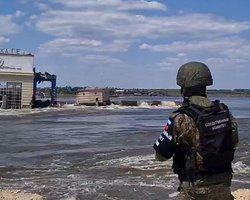 Чуть не утонули: бойцы ССО спасли пятерых военных РФ после подрыва Каховской ГЭС (видео)