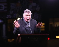 В Нью-Йорке на митинг против Трампа вышли мэр и голливудские актеры