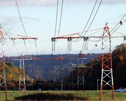 Кто развешивает пули на линиях электропередач: это не пранк, а важная вещь