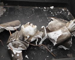 В Запорожье "обломки Сталина" принесли к памятнику жертвам Голодомора