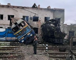 РФ массированно ударила по депо "Укрзалізниці" в Одессе: ранен машинист поезда (фото)