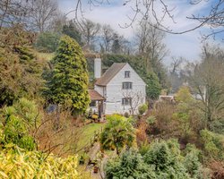 Висічений у камені: у Британії продають унікальний печерний будинок (фото)