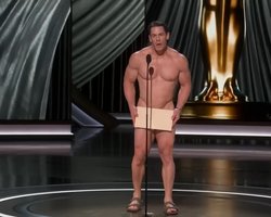 Поддержал "голый" скандал: известный актер появился на сцене "Оскара" в костюме Адама (видео)