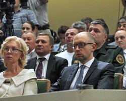 Фронт номер два. Как Яценюк и Турчинов давят на Порошенко