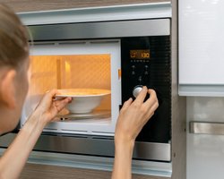 Можуть спричинити вибух: 7 продуктів, яким не місце в мікрохвильовці