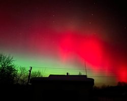 Видно из разных уголков: в небе над Украиной наблюдают яркое полярное сияние (фото)