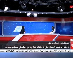 Шаг в правильном направлении? Представитель талибов впервые появился в эфире вместе с женщиной