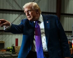 Шантаж Европы из-за Ирана: Трамп угрожал прекратить поставки оружия Украине, — FT