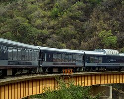 Строили почти 90 лет: как выглядит самый красивый железнодорожный маршрут в мире (видео)