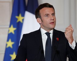 "В качестве дополнительной безопасности": Макрон сменит телефон и номер из-за Pegasus