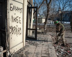 "Мы должны были беречь своих солдат": украинский генерал рассказал о боях за Бахмут