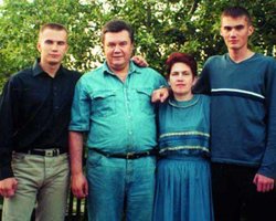 Януковичи до сих пор числятся в списке избирателей Украины