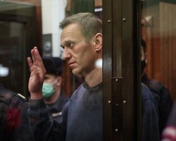 "Отнимает обе ноги": Навальный объявил голодовку в колонии из-за ситуации со здоровьем