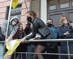 Под судом, где избирают меру пресечения Медведчуку, начались столкновения (видео)