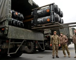 "Заключил соглашение с НАТО": США больше не будут предоставлять Украине вооружение бесплатно (видео)