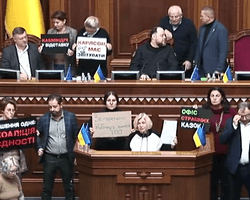 Вдруге поспіль: "ЄС" заблокувала трибуну в Раді перед голосуванням за відставку міністрів