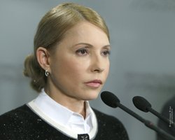 Тимошенко ежедневно поддерживает Порошенко, "покупая конфеты Roshen"