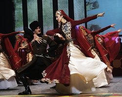 Танцы чеченцев и смерть в Уфе: как проходят выборы в России