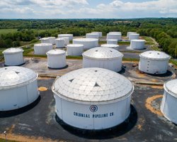 Хакеров из России подозревают в кибератаке на трубопровод Colonial Pipeline в США (фото)