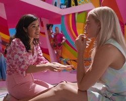 Опустошена проигрышем: звезда фильма "Барби" покидает США после победы Трампа (фото)