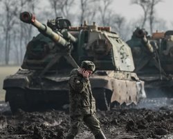 "Шукають слабкі місця": у росіян перевага в боєприпасах і техніці в районі Бахмута (відео)