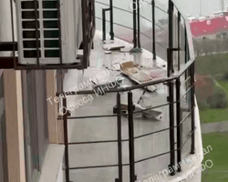 В Одесі ворожий дрон влетів у багатоповерхівку: момент потрапив на камеру (відео)