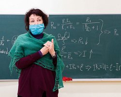 Педагогов без прививок отстранят от работы без выплаты зарплаты с ноября