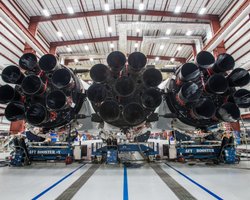 Илон Маск показал первые снимки ракеты Falcon Heavy