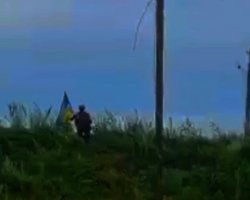 28-я бригада ВСУ установила украинский флаг на Курдюмовской дамбе (видео)