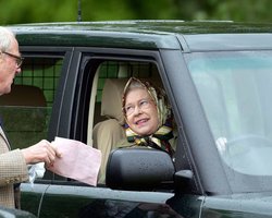 От грузовика до Rolls-Royce: самые эксклюзивные и необычные авто королевы Елизаветы II