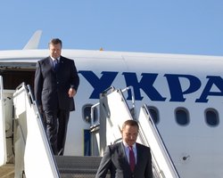 Янукович с приближенными улетел в Россию через Харьков, - СМИ