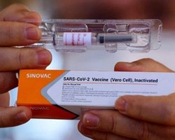 Эффективность вакцины от COVID-19, которую закупит Украина, едва превышает 50%, –  исследования