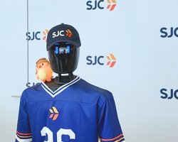 Новое поколение умных машин: робот с ИИ стал сотрудником международного аэропорта в США (фото)