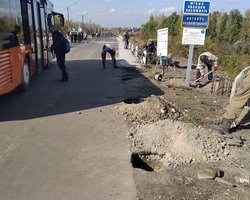 В Станице Луганской завершают возведение временного моста