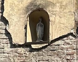 Во Львове во время удара ВС РФ уцелела скульптура Божьей Матери (фото)