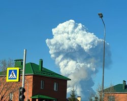 В атакованій дронами Пермі пролунав новий вибух: пожежа посилилась, небо в диму (відео, фото)