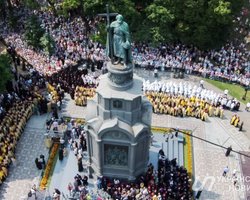 Верующие УПЦ МП начинают собираться на Владимирской горке в Киеве
