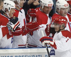 Путин после инаугурации сыграл в хоккей против команды Фетисова и Якушева