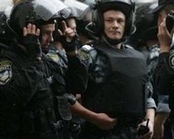 Кирилла на Владимирской горке охраняет Беркут