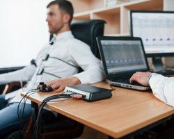 Проверки на детекторе лжи: Зеленский потребовал найти "слившего" детали сделки по недрам, — FT