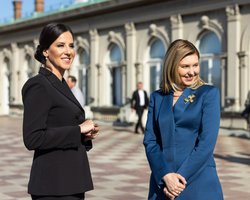 У костюмі та з брошкою на грудях: у чому Олена Зеленська з'явилася на конференції в Сербії (фото)