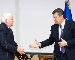 Янукович поручил Пшонке разобраться со смертью чернобыльца