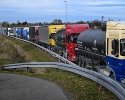 "Тільки росте": на виїзді з Польщі утворилася величезна черга з вантажівок, — ДПСУ (відео)