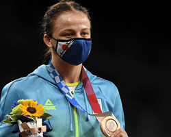 Призерка Олімпіади Коляденко передарувала "призову" квартиру своєму тренеру (фото)