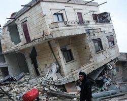 Последствия турецкого бедствия: в Малатье одновременно снесли взрывчаткой 9 многоэтажек (видео)